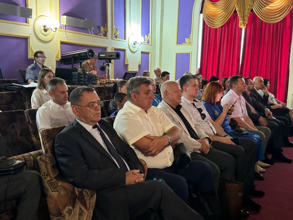 Игорь Рябушкин: Торжественное мероприятие в Луганском академическом музыкально-драматическом театре имени М.Голубовича: 11 лет Федерации профсоюзов ЛНР