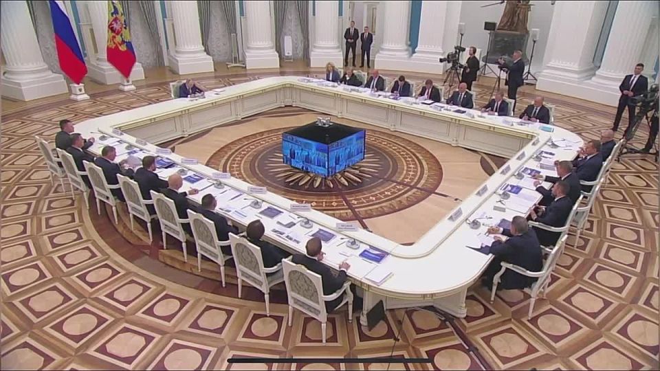 Леонид Пасечник: Сегодня Президент России Владимир Владимирович Путин открыл в республике еще один значимый соцобъект – обновленную школу №17 в городе Северодонецке