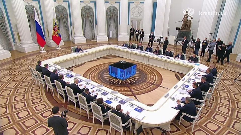 Владимир Путин проводит совещание по вопросам социально-экономического развития ДНР, ЛНР, Запорожской и Херсонской областей
