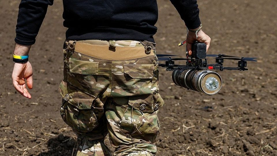 Обломки беспилотников ВСУ упали на территорию нефтебазы в Луганске