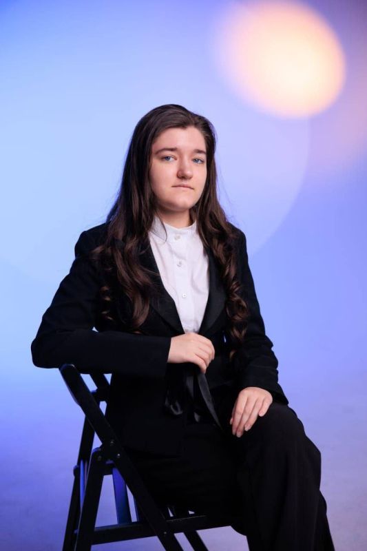 Леонид Пасечник: Выпускница Луганской специализированной школы № 57 имени Г.С. Петрова Ирина Калашник пополнила список выпускников текущего года, сдавших ЕГЭ по русскому языку на максимальные 100 баллов