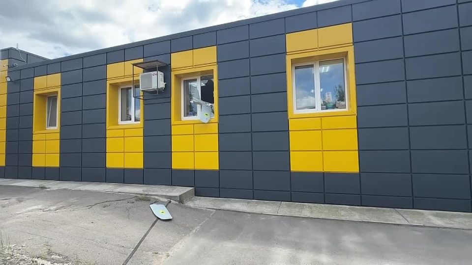 Дрон ВСУ атаковал строительный магазин в Луганске на ул. Магистральная