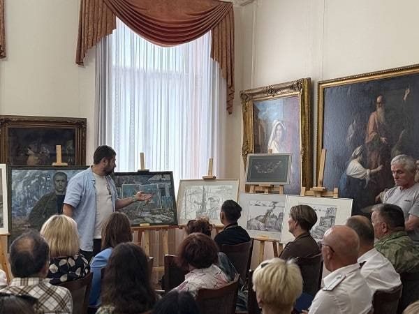 Луганские художники подарили Таганрогскому художественному музею свои картины, посвященные СВО, сообщили в Министерстве культуры Ростовской области