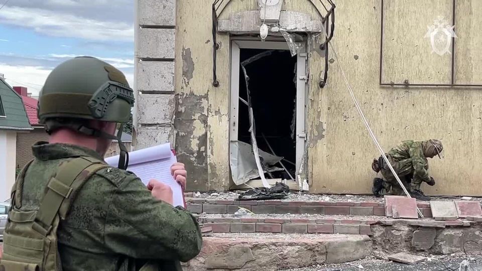 По предварительным данным, в Луганске сработало СВУ, которое оставили на крыльце здания