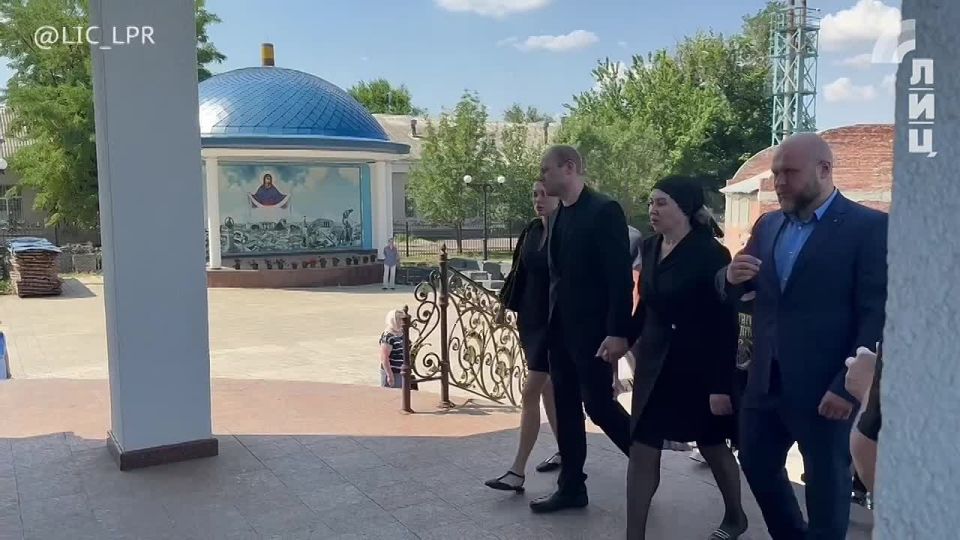 Церемония прощания с экс-главой Луганска Луганской Народной Республики Манолисом Пилавовым, погибшим при взрыве в центре города 3 июля, состоялась в храме в честь иконы Божией Матери "Умиление"