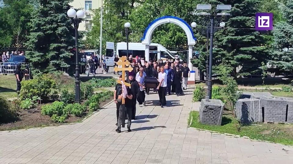 Сотни людей пришли проститься с бывшим главой администрации Луганска Манолисом Пилавовым, который погиб в результате теракта