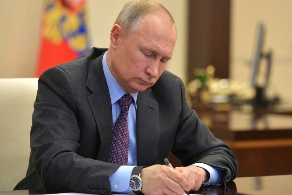 Владимир Путин подписал закон, устанавливающий особенности признания в РФ документов о праве на недвижимость, действовавших на территории Донецкой и Луганской народных республик, Херсонской и Запорожской областей на день их...