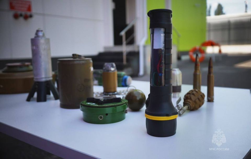 Обратите внимание на взрывное устройство, встроенное в обычный фонарик