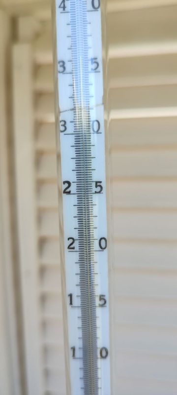 Показания срочного термометра на метеорологической станции I разряда в Луганске по состоянию на 13.00 составили 36,4 градусов жары