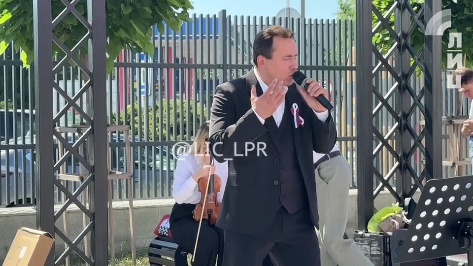 Ежегодный республиканский фестиваль «Ее величество — семья» ко Дню семьи, любви и верности прошел в Доме молодежи в Луганске