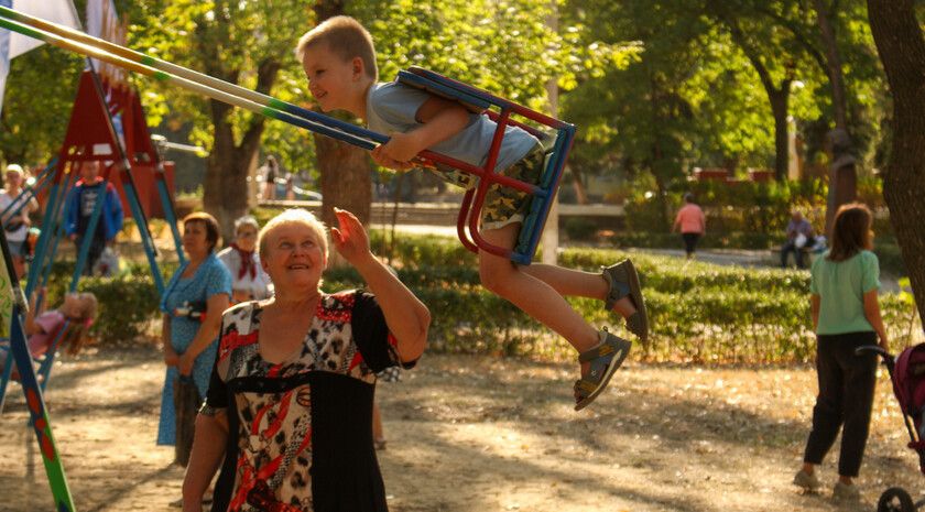 Минимум 100 новых детских площадок появится в Луганске в следующем году