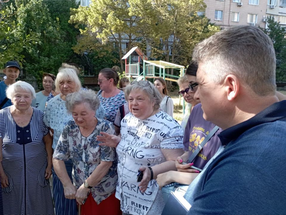 Яна Пащенко: На улице Осипенко состоялась очередная встреча с луганчанами в рамках проекта «Муниципальный диалог», инициированного партией «Единая Россия»