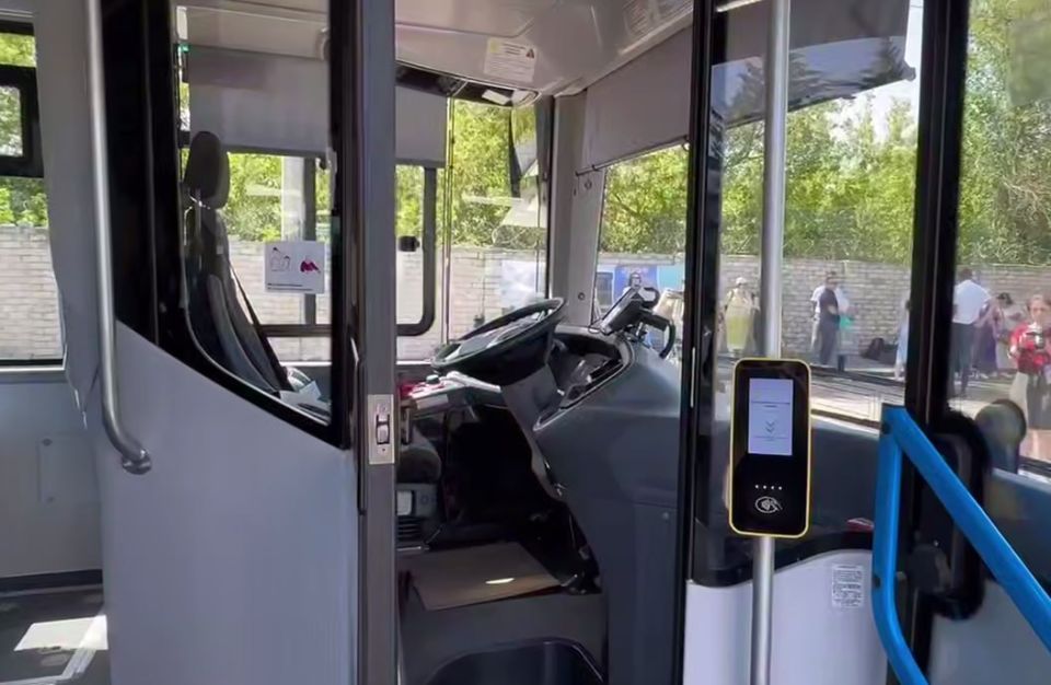 Новые электробусы, вышедшие на маршруты в Луганске, оборудованы разъемами для зарядки гаджетов