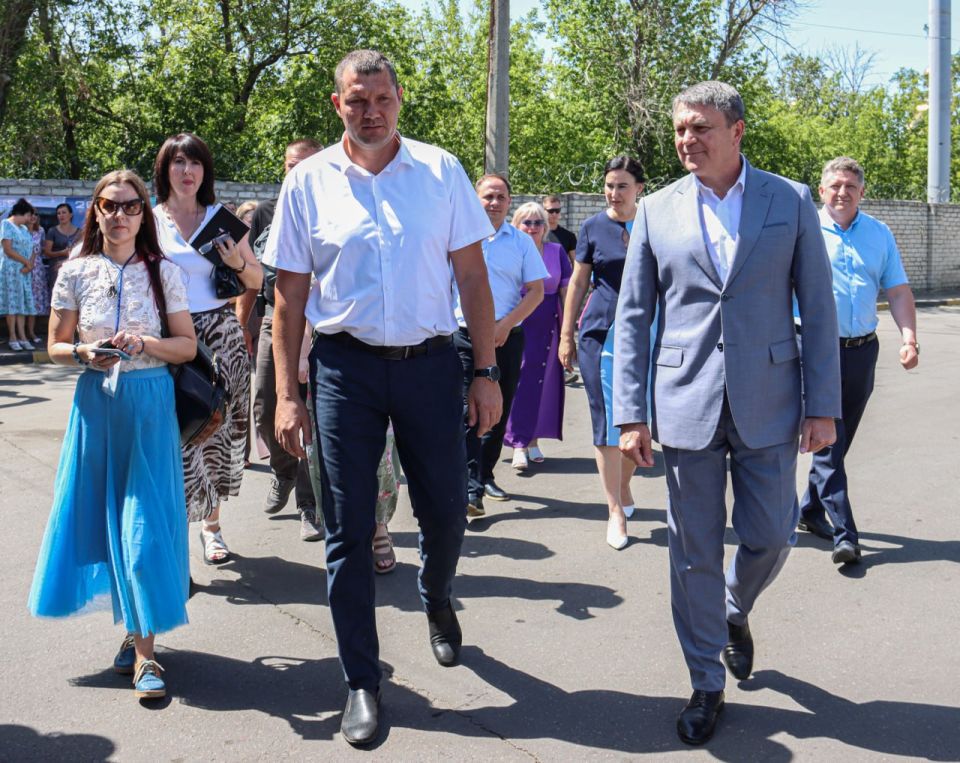 Глава ЛНР Леонид Пасечник принял участие в торжественном запуске первых двух электробусов на городские линии пассажирских перевозок в Луганске