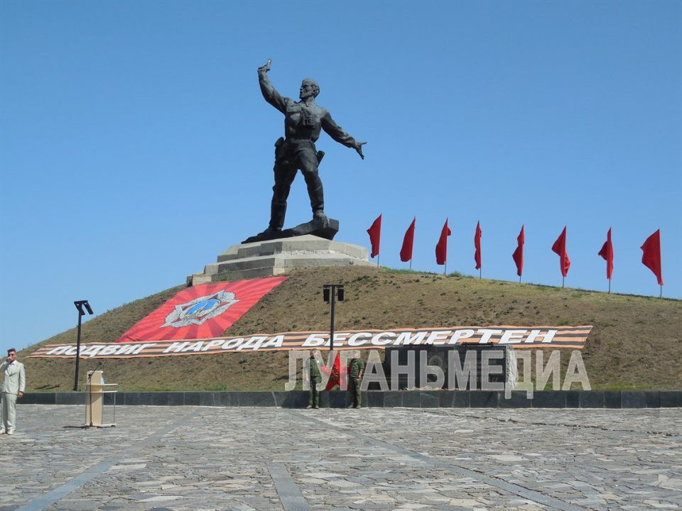 Состоялось возложение цветов к памятнику «Комбат»