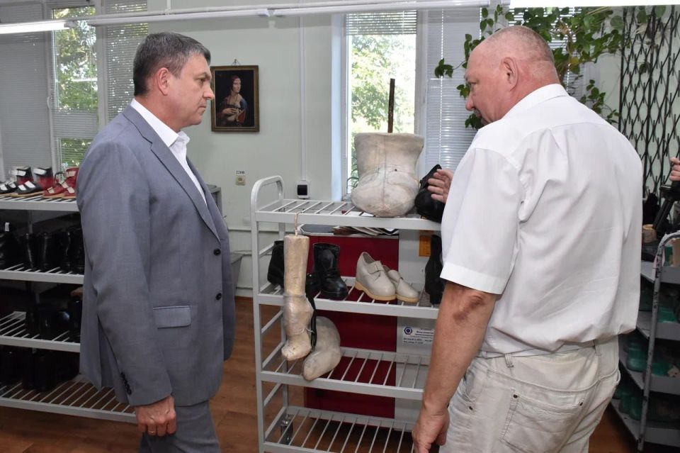 Глава ЛНР Леонид Пасечник осмотрел производство Луганского протезно-ортопедического завода