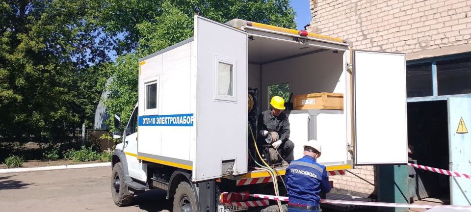 На водопроводной насосной станции, где произошла авария, сейчас работают специалисты электротехнической лаборатории "Луганскводы"