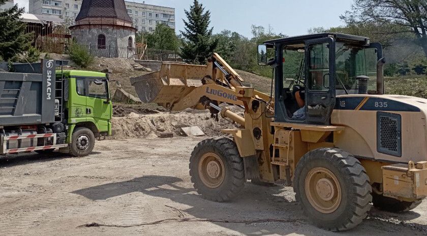 Строители планируют завершить ремонт луганского парка «Дружба» до конца года