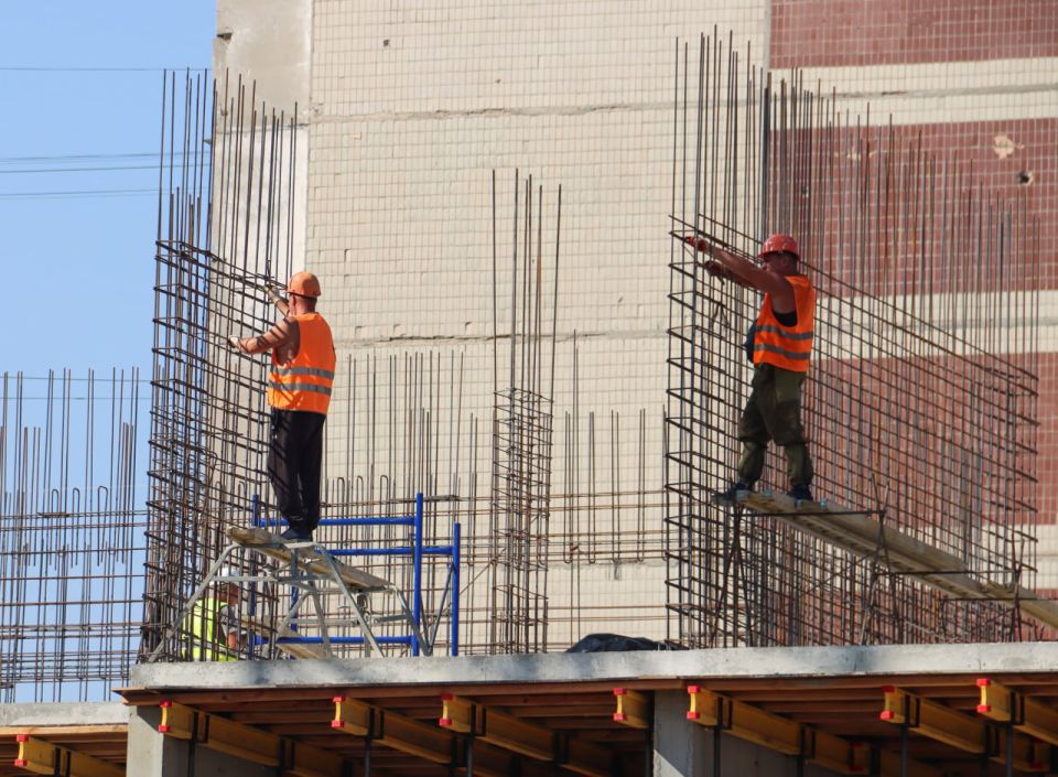 Леонид Пасечник ознакомился с процессом возведения ЖК «Возрождение» в Луганске
