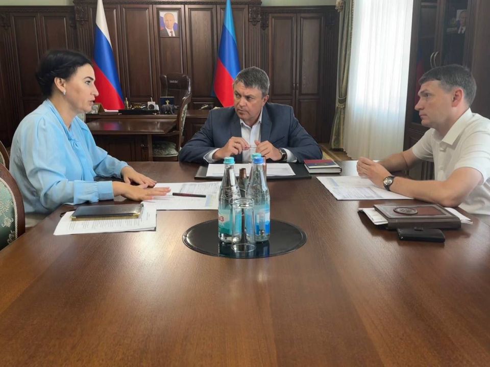 Леонид Пасечник: Вместе с временно исполняющим полномочия главы Луганска Яной Пащенко обсудили ход реконструкции аварийных мостов в городе