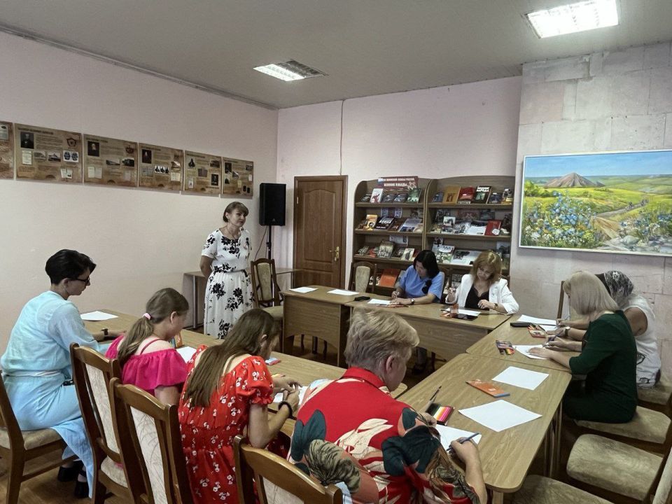 18 июля на площадке "Детской юношеской библиотеки" в г. Луганске была по инициативе Уполномоченного по правам ребёнка в ЛНР, члена Ассоциации юристов России Инны Швенк, была проведена "Родительская гостиная" для детей...