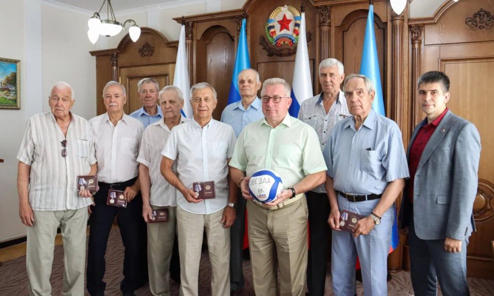 Олег Черноусов вручил награды легендарным волейболистам «Звезды» в честь 60-летия команды