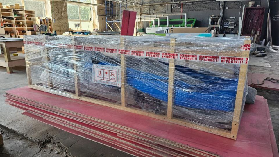 Осторожно! Хрупкое!. Фигура "Труженика Луганщины", которая занимала одно из центральных мест на стенде ЛНР на ПМЭФ, готова к отправке на Родину Подрядчик, который готовил наш стенд, тщательно упаковал символ Республики и в...