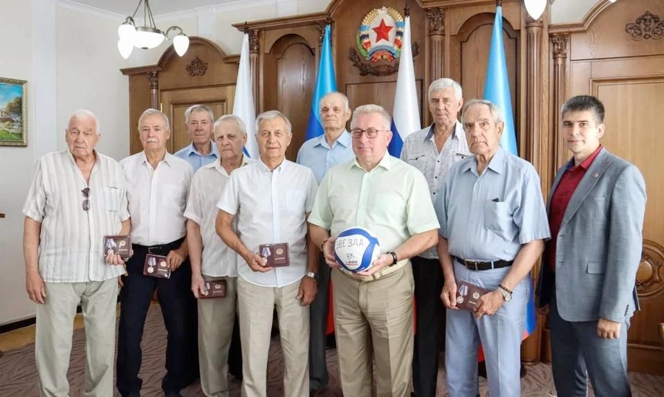 В Луганске вручили награды легендарным волейболистам «Звезды»