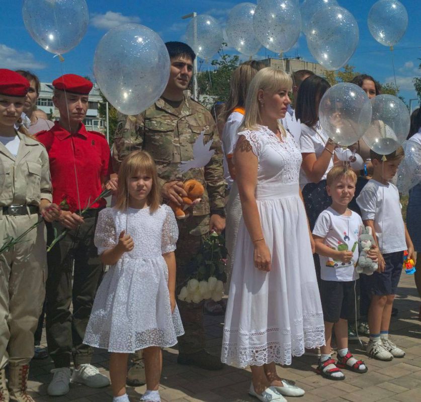 Инна Швенк: В День памяти детей-жертв войны в Донбассе по всей территории Луганской Народной Республики прошли траурные мероприятия, посвященные памяти юнных земляков, которые погибли вследствие обстрелов региона со стороны...
