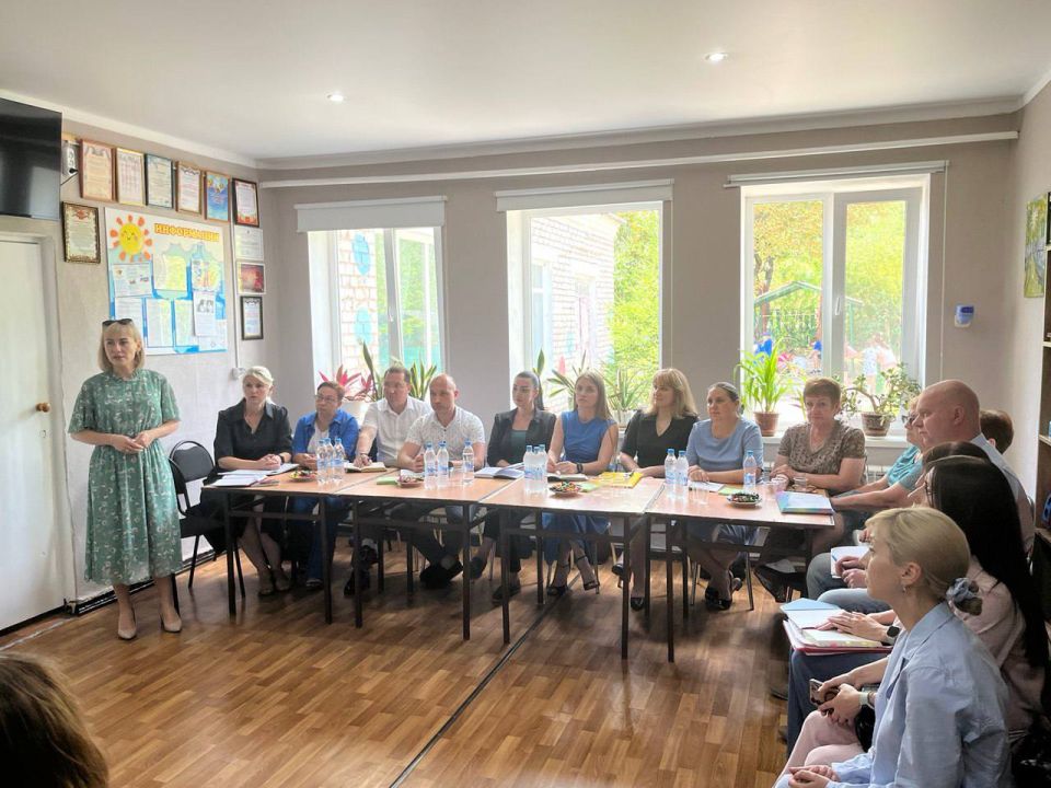 Инна Швенк: По инициативе Уполномоченного по правам ребенка в ЛНР Инны Швенк в Стахановском отделении Республиканского центра социальной реабилитации детей-инвалидов «Возрождение» состоялась «Родительская гостиная»