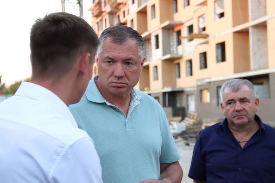 Заместитель Председателя Правительства РФ Марат Хуснуллин в ходе рабочей поездки по воссоединенным регионам посетил ЛНР и оценил строительство жилого комплекса «Авиатор» в Луганске как очень положительный проект