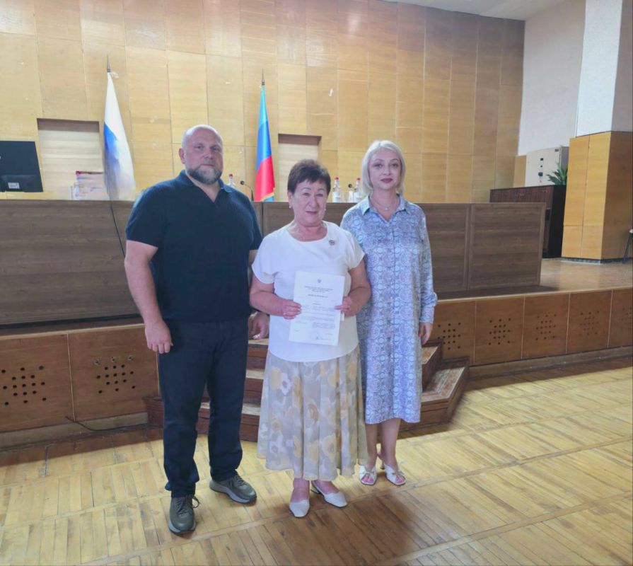 Заместитель министра здравоохранения РФ Андрей Плутницкий вручил нагрудный знак «Отличник здравоохранения» главному врачу Луганской республиканской детской клинической больницы Людмиле Белецкой, сообщили в Минздраве ЛНР