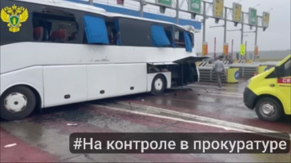 Автобус на трассе М-4 мог столкнуться с опорой на пункте оплаты из-за тумана