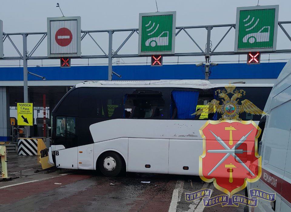 По предварительной информации автобус, следовавший по маршруту Луганск-Москва, совершил столкновение с опорой пункта взимания платы