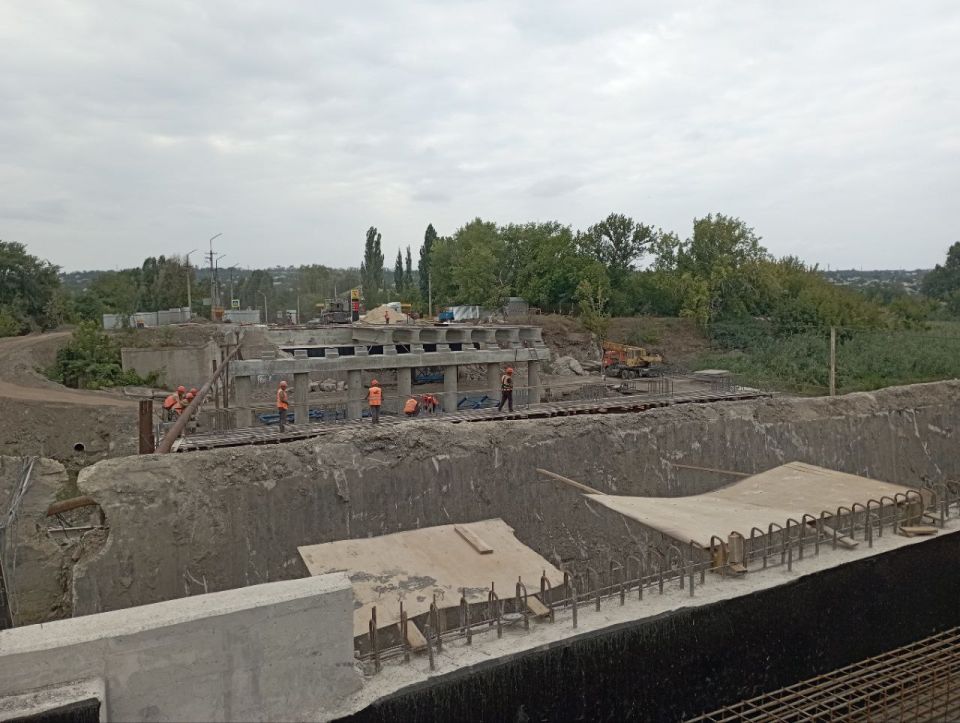 Яна Пащенко: Строители приступили к монтажу балок на мосту, расположенном в районе столичного парка культуры и отдыха им. 1 Мая