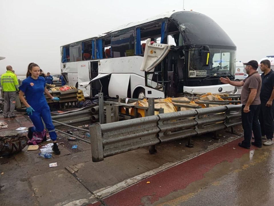 Более 30 человек, в том числе 4 ребёнка, пострадали при столкновении автобуса с опорой на пункте оплаты на трассе М-4 "Дон" в Тульской области, сообщили в МВД