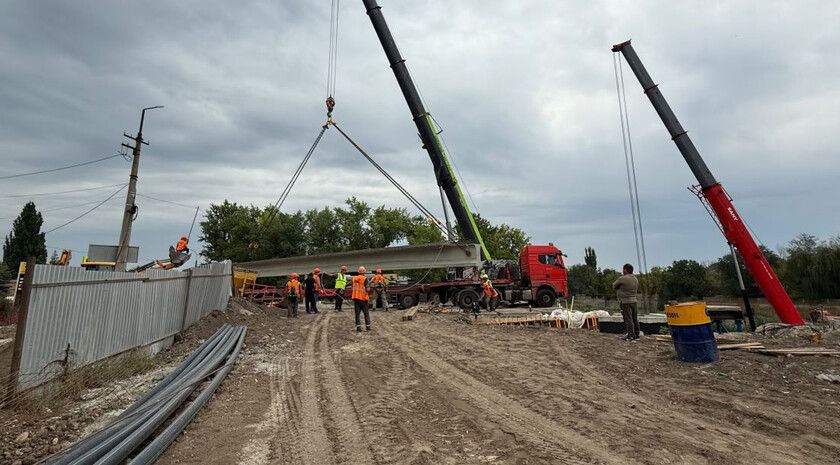 Строители планируют в сентябре закончить капремонт моста у парка имени 1 Мая в Луганске