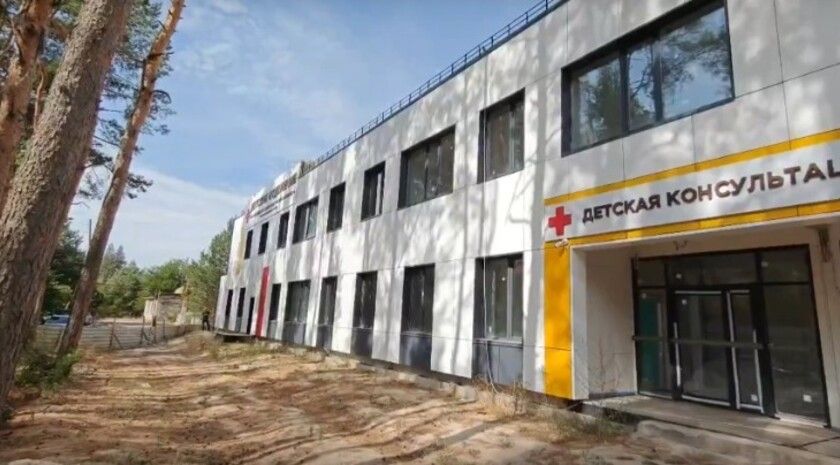 Строители восстановили детское отделение больницы в Новоайдаре, разрушенное ударом ВСУ