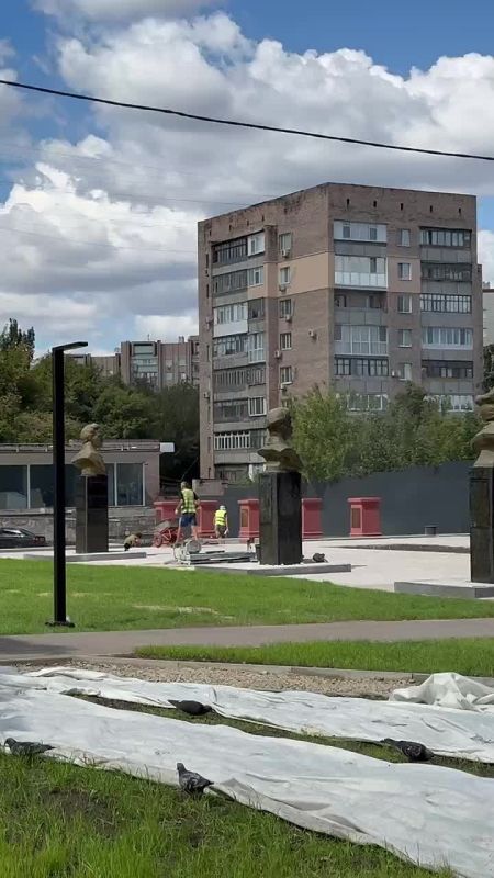 В сквере «Славы» за русским драмтеатром в Луганске продолжается реконструкция