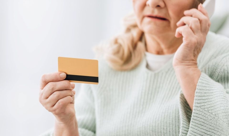 Краснолучская пенсионерка едва не лишилась собственных сбережений, поверив мошенникам