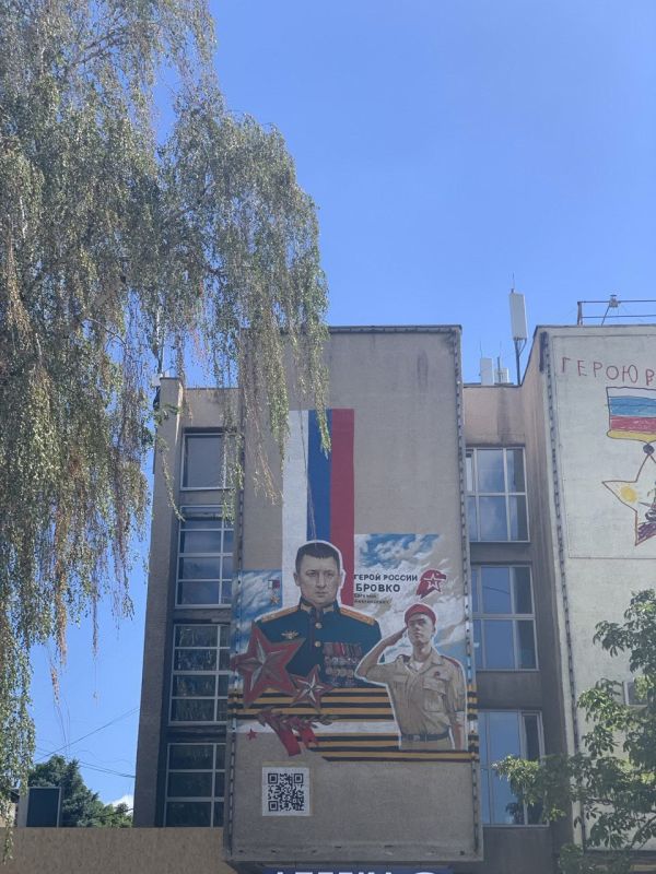 Администрация муниципалитета отвечает на вопросы луганчан, о том, кому же посвящен мурал в центре города на Доме профсоюзов