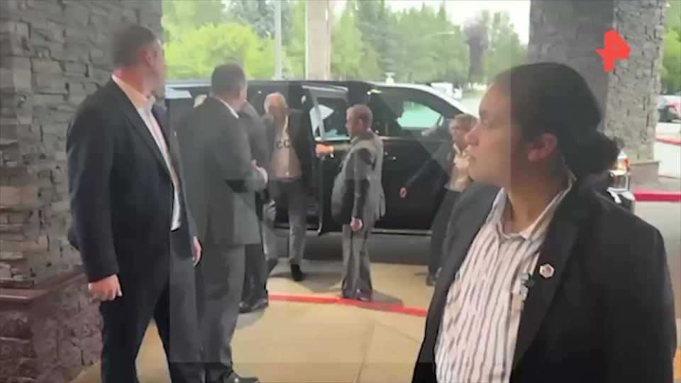 Тонкий троллинг американцев от Сергея Лаврова — глава МИД прибыл на переговоры на Аляске в кофте с надписью СССР