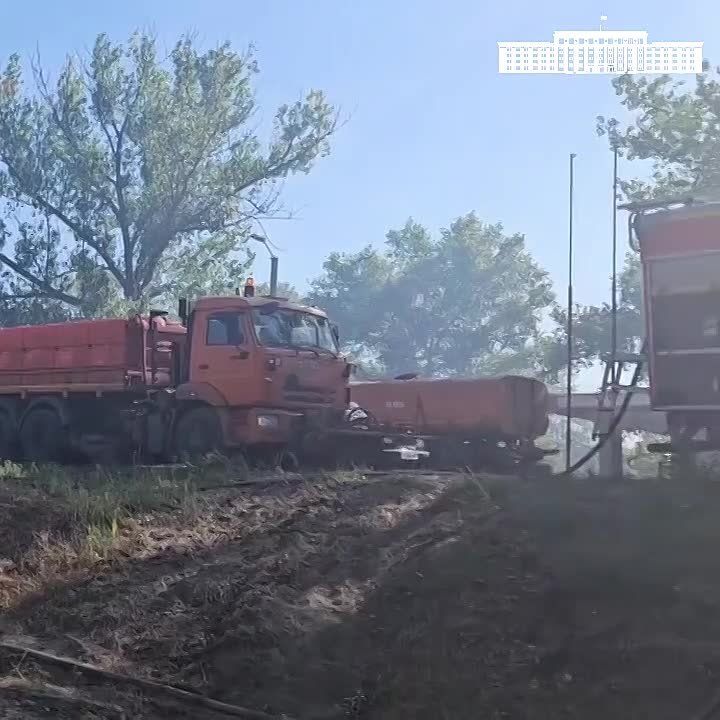 Экстренные службы опасаются нового распространения огня в Станично-Луганском округе к обеду, когда может вновь усилиться ветер