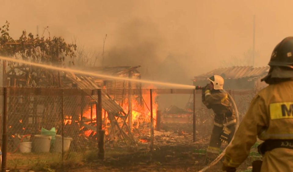 В связи с крупными пожарами и угрозой их распространения в Станично-Луганском районе введен режим ЧС регионального уровня