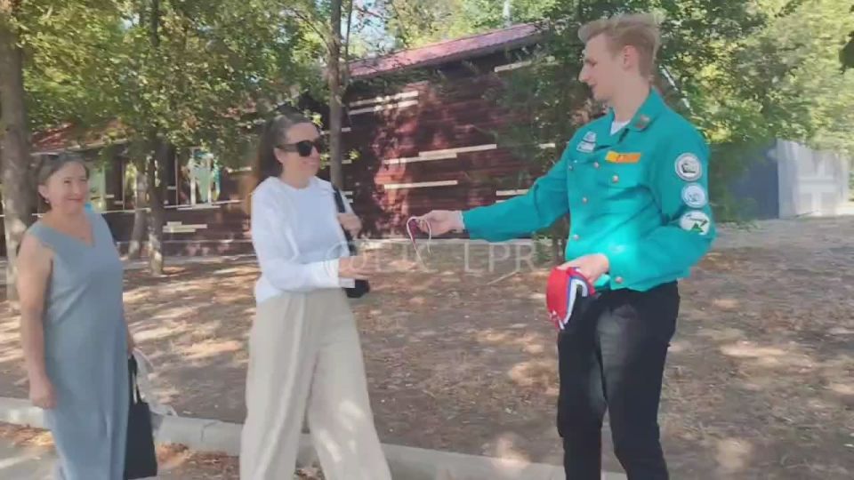 Представители молодежных организаций раздали в Луганске более 500 ленточек с российским триколором в рамках Всероссийской акции «Цвета Родины», посвящённой Дню Государственного флага Российской Федерации