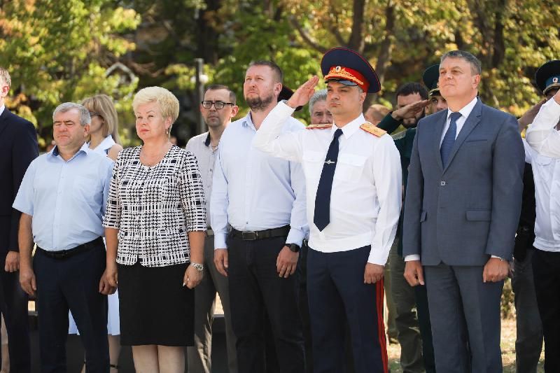 Денис Мирошниченко принял участие в праздновании Дня государственного флага России