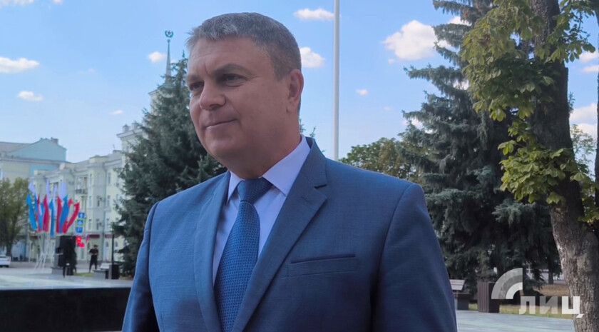 Пасечник в День флага РФ принял участие в торжественном поднятии триколора в Луганске