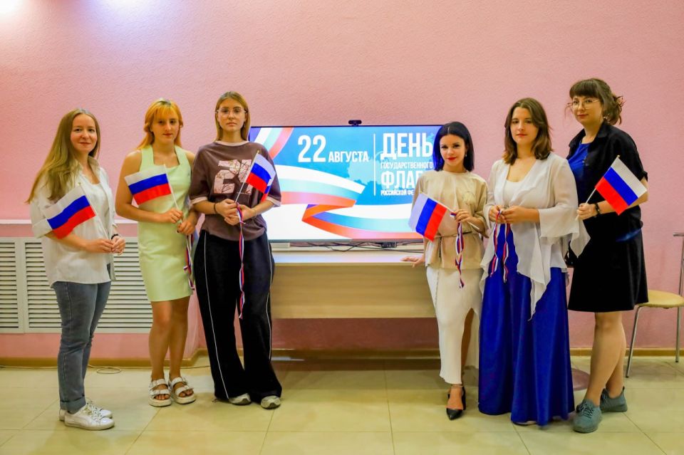 В Луганской молодежной библиотеке прошла викторина «Три цвета России», посвящённая Дню Государственного флага Российской Федерации