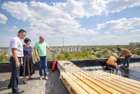 Елена Костенко и участник программы «Герои Луганщины» провели мониторинг капремонта домов в Луганске