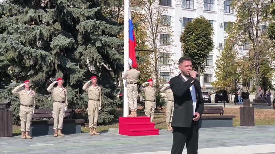 Глава ЛНР Леонид Пасечник в День государственного флага России принял участие в торжественной церемонии поднятия триколора в центре Луганска